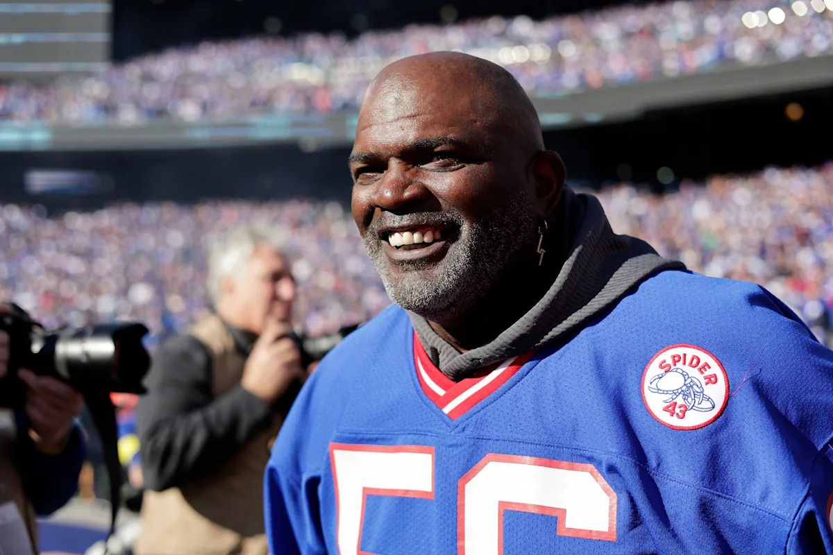 Longtime Giants LB -- Hall of Famer Lawrence Taylor hospitalized with stomach issue hits headlines